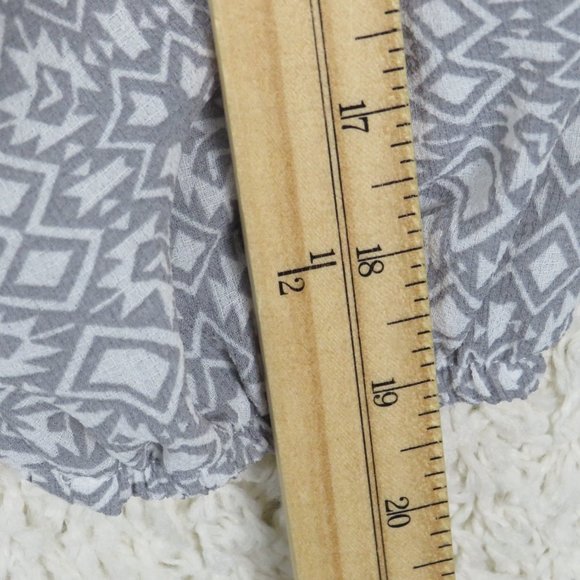 Xhilaration*Women's Cold Shoulder Long Sleeve Key Hole Back Curved Hem Blouse~ M - Picture 8 of 8